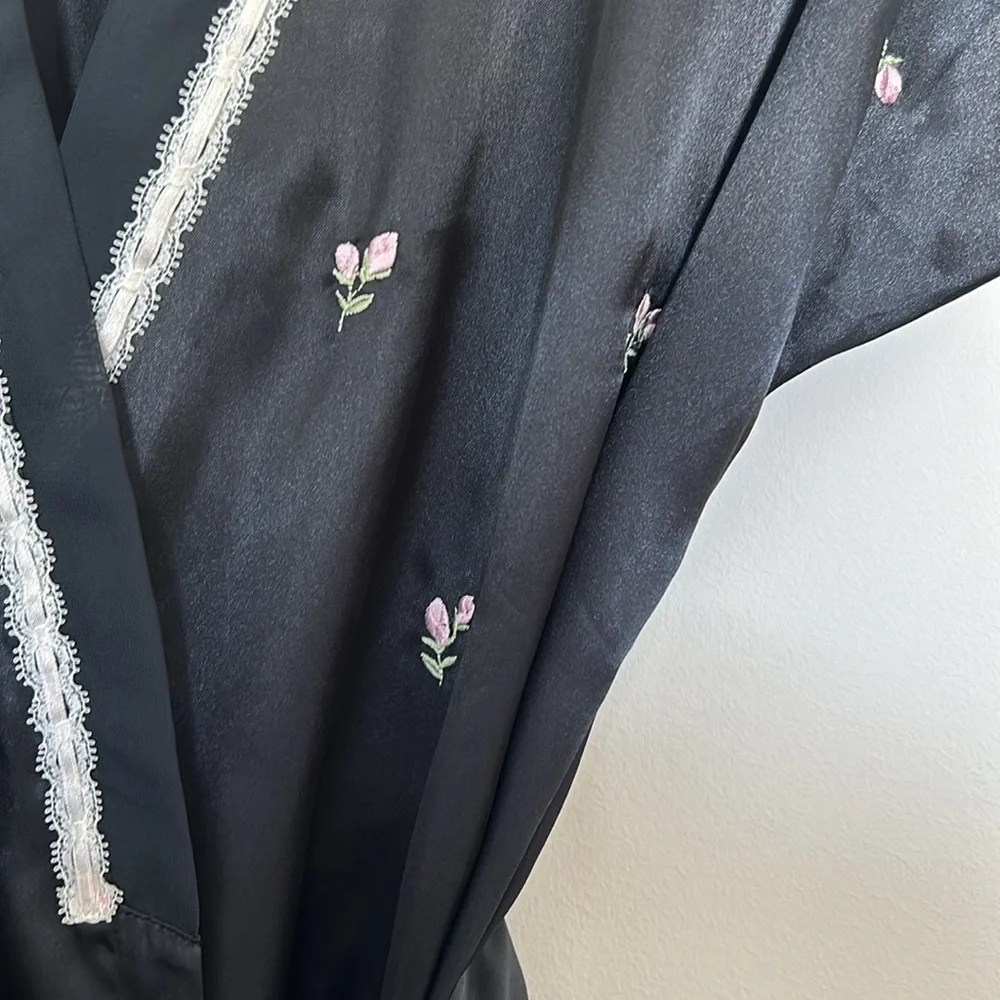 Morgan Taylor Intimates Rose Embroidered Short Sleeve Robe - Size S/M‎